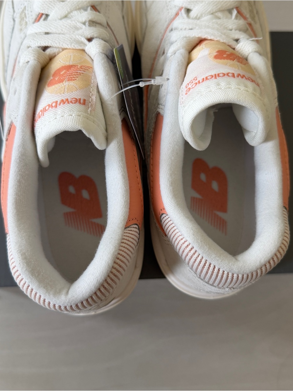 NEW BALANCE Women’s 550 Basketball Sneaker, Sea Salt/Peach Nectar, Size 7 - Picture 7 of 11